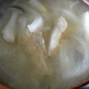 玉ねぎの皮茶で作る☆玉ねぎと豆腐としめじのお味噌汁